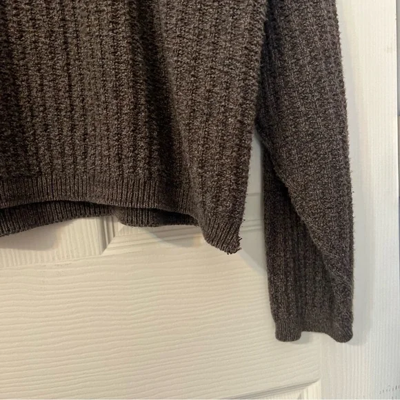 Bill Blass Brown V-Neck Sweater with Ribbed Knit - Picture 5 of 6